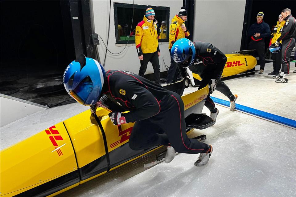 Francesco Friedrich (vorne) und Anschieber Alexander Schüller starten ihren Zweierbob auf der neu erbauten Olympia-Strecke im Eugenio Monti Sliding Centre. (Handout) Jasmin Isken/BSD/dpa