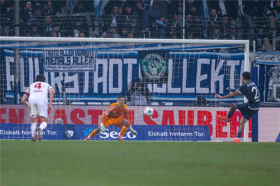 Francis Onyeka verwandelt gegen den Torwart Jan Reichert in der 72. Minute Bochums Elfmeter zum 1:1.David Inderlied/dpa
