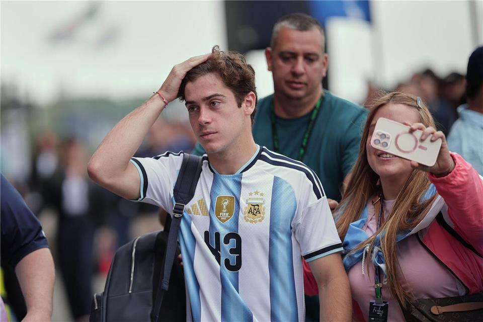 Franco Colapinto kommt im argentinischen Nationaltrikot an der Strecke in Interlagos an.Ettore Chiereguini/AP/dpa