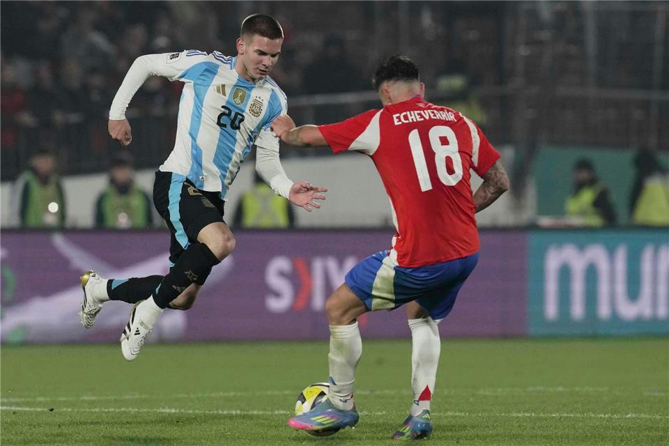 Franco Mastantuono (l.) wechselt für eine Rekordsumme zu Real Madrid.Luis Hidalgo/AP/dpa
