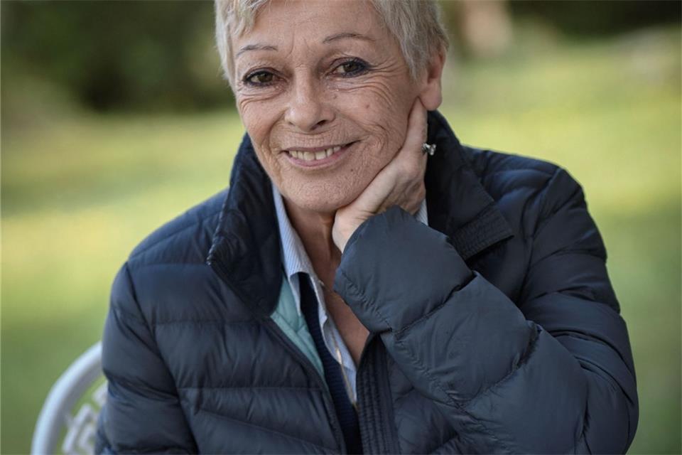 Françoise Bourdin sitzt im Garten ihres Hauses in Vernon (2019).