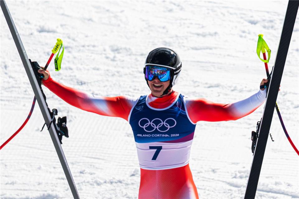 Franjo von Allmen bejubelt seinen nächsten Olympia-Triumph.Peter Klaunzer/KEYSTONE/dpa