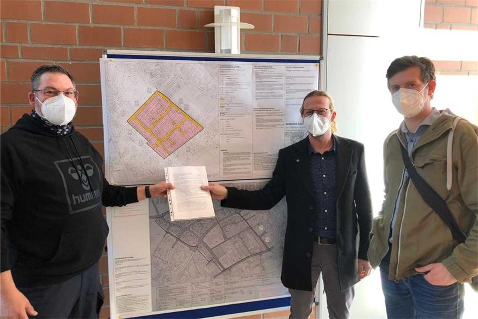 Frank Jäger, Boris Hudournik und Wojtiech Kula (v. l.) haben die Unterschriften von rund 120 Anwohnern bei der Raesfelder Gemeindeverwaltung abgegeben.