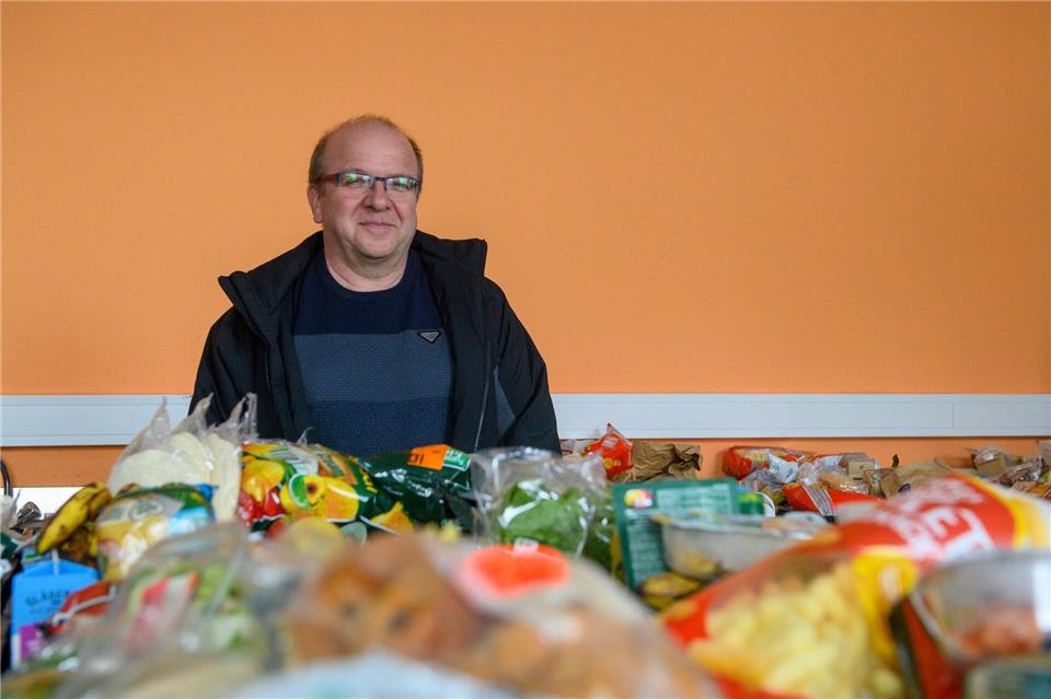 Frank Junge, Geschäftsführer der Köthener Sozial- und Arbeitsförderungs GmbH, steht hinter gespendeten Lebensmitteln. Klaus-Dietmar Gabbert/dpa