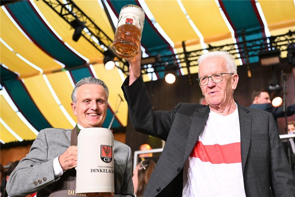 Frank Nopper (links), Oberbürgermeister von Stuttgart, und Winfried Kretschmann, Ministerpräsident von Baden-Württemberg.Bernd Weißbrod/dpa
