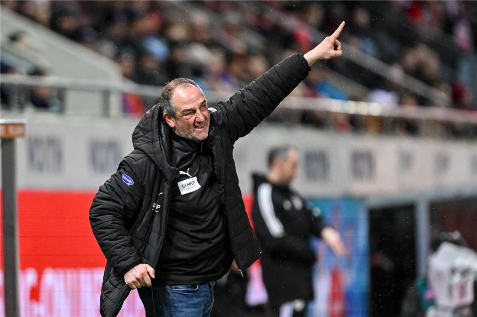 Frank Schmidt erkämpfte sich mit seinen Heidenheimern einen Punkt gegen den VfB Stuttgart.Harry Langer/dpa