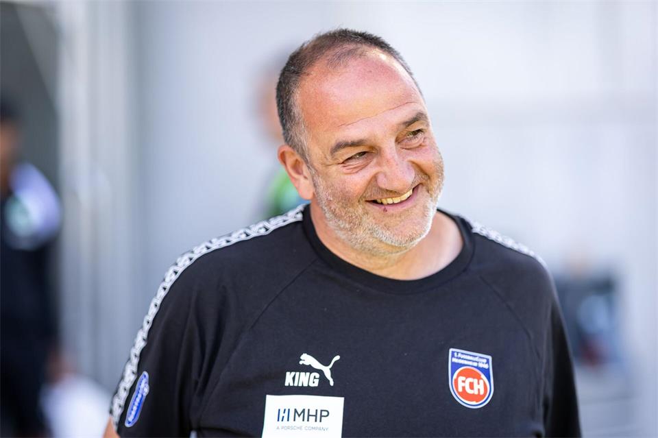 Frank Schmidt freut sich über den dritten Dreier in dieser Saison.Daniel Karmann/dpa