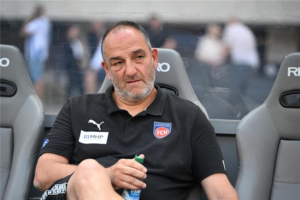 Frank Schmidt kritisierte die erste Hälfte des 1. FC Heidenheim scharf.Elisa Schu/dpa