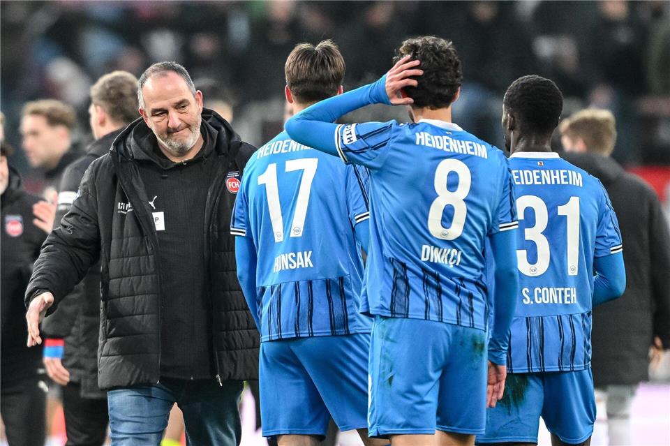 Frank Schmidt (l) muss seine Spieler wieder aufbauen.Harry Langer/dpa