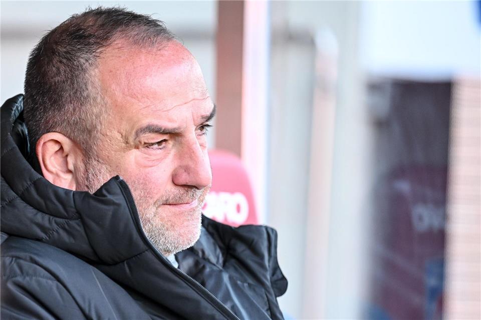 Frank Schmidt steckt mit dem 1. FC Heidenheim im Tief. Harry Langer/dpa