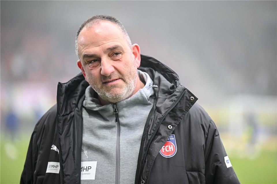 Frank Schmidt und der 1. FC Heidenheim kämpfen gegen Bundesliga-Abstieg. (Archivbild)Harry Langer/dpa