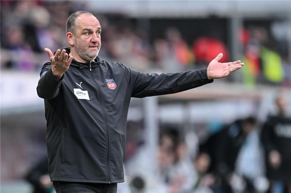 Frank Schmidt und der 1. FC Heidenheim treffen am Samstag auf Union Berlin. (Archivbild)Harry Langer/dpa