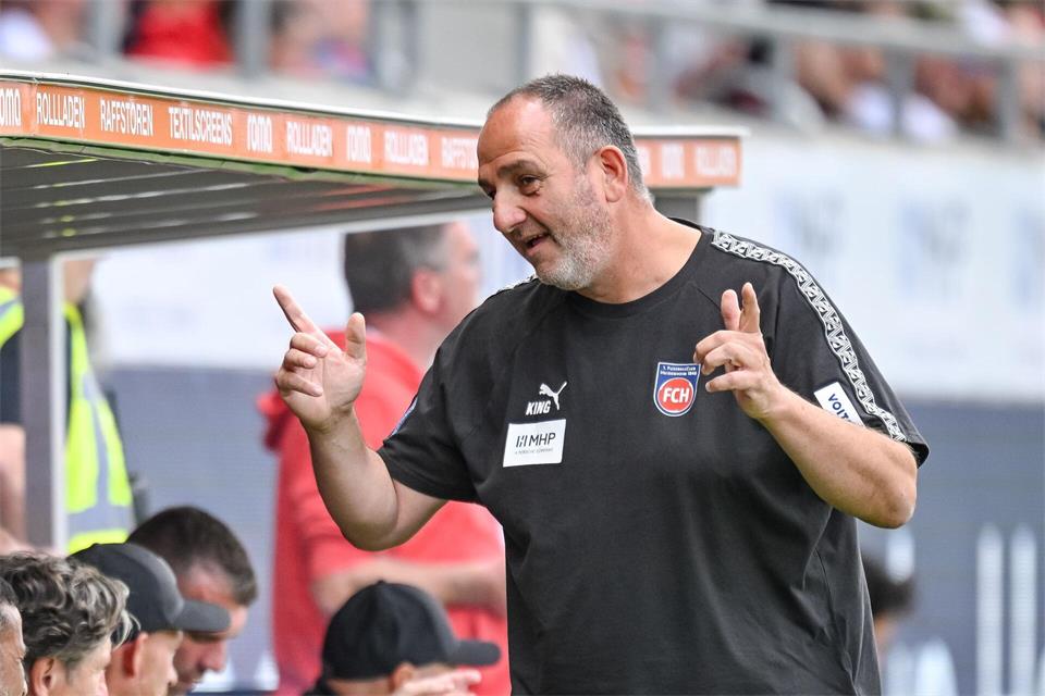 Frank Schmidt und seine Heidenheimer empfangen den FCK. (Archivbild)Harry Langer/dpa