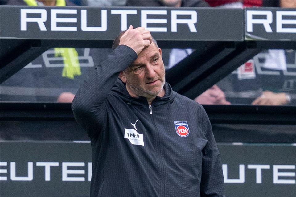 Frank Schmidt und seine Heidenheimer sind seit mehr als vier Monaten sieglos. (Archivbild)David Inderlied/dpa