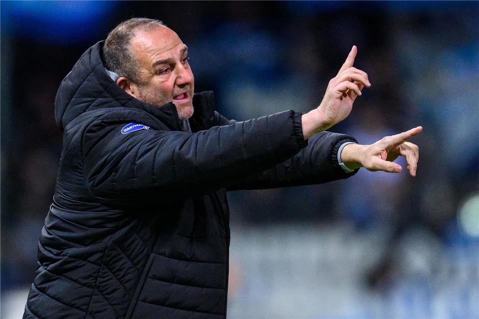 Frank Schmidt will nun seine Mannschaft zum Sieg gegen Freiburg peitschen. (Archivbild). Tom Weller/dpa