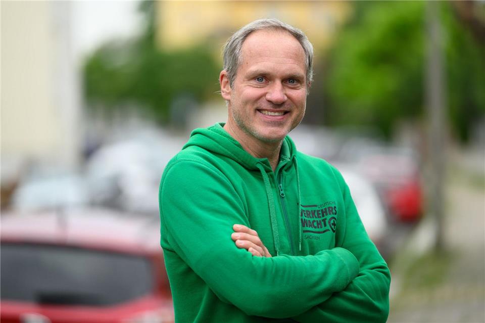 Frank Tiesler von der Verkehrswacht Sachsen sucht ehrenamtliche Schulweghelfer. Robert Michael/dpa