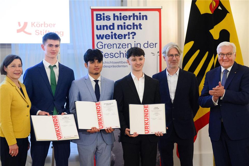 Frank-Walter Steinmeier ehrt die diesjährigen Preisträger des Geschichtswettbewerbs des Bundespräsidenten.  Bernd von Jutrczenka/dpa