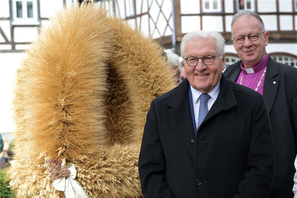 Frank-Walter Steinmeier, hinten Regionalbischof Johann Schneider. Traditionell bekommt der Bundespräsident jedes Jahr in einer anderen Stadt eine Erntekrone überreicht. Michael Bahlo/dpa