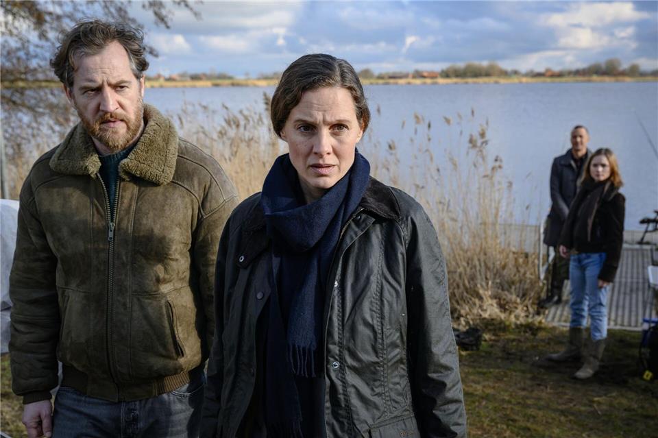 Frank Weller (Tom Radisch) und Ann Kathrin Klaasen (Picco von Groote) ermitteln am Tatort. Michael Ihle/ZDF/dpa