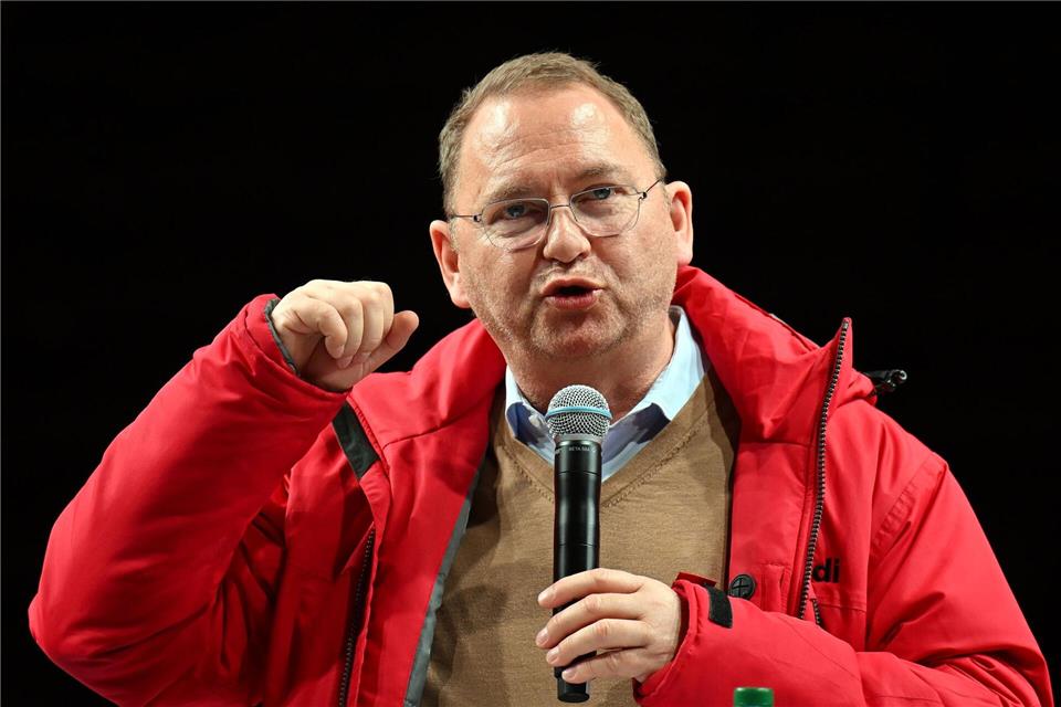 Frank Werneke, Verdi-Vorsitzender, will bei einer Demonstration in Düsseldorf sprechen. (Archivbild) Martin Schutt/dpa
