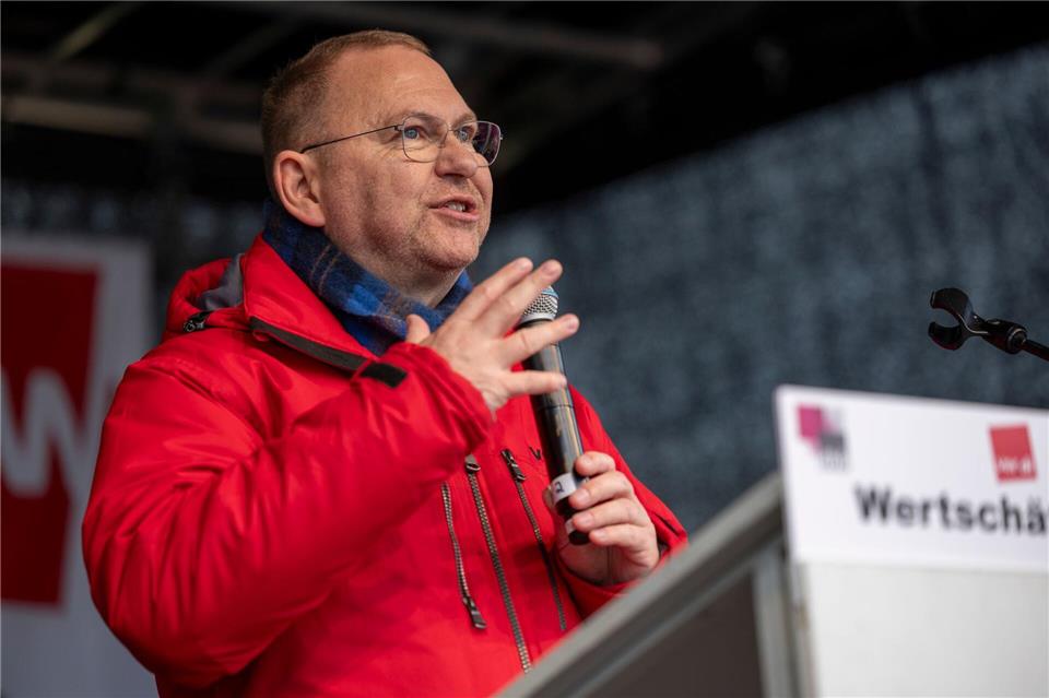 Frank Werneke, Vorsitzender der Gewerkschaft Verdi, fordert ein verbindliches Arbeitgeberangebot. Thomas Banneyer/dpa
