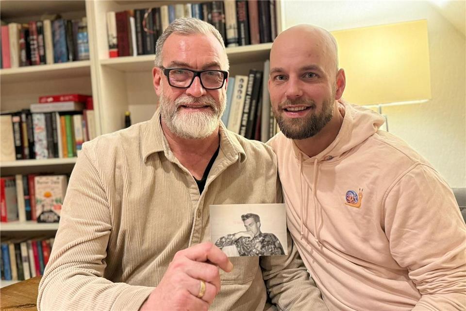 Frank Zahnwetzer (l.) fiel bereits in seiner Jugend durch seinen Modestil auf. Damals lebte er noch mit einer Frau zusammen. Heute ist Dennis seit acht Jahren sein Ehemann.