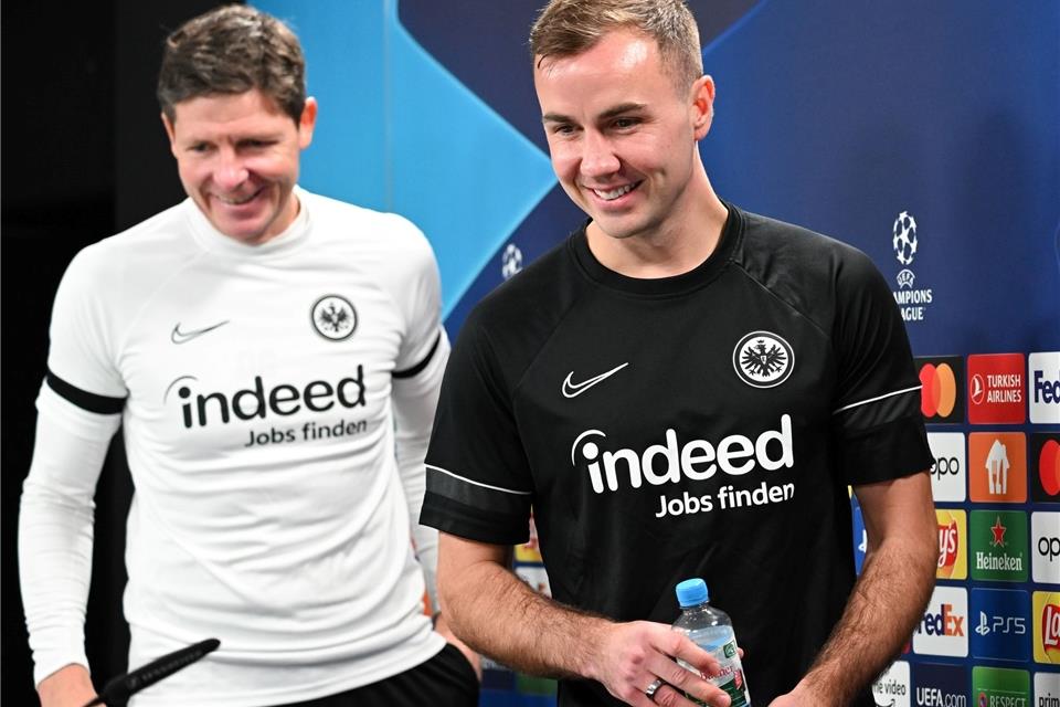Eintracht „heiß wie Frittenfett“ für Festtage gegen Napoli Frankfurt-Profi Mario Götze (r) und Cheftrainer Oliver Glasner freuen sich auf das Neapel-Spiel.