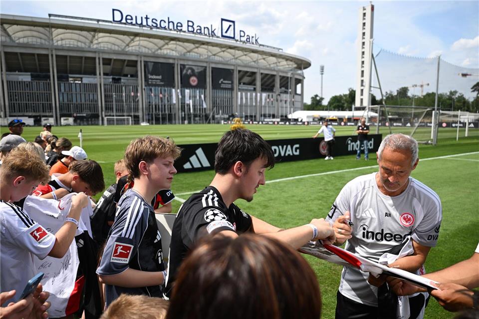 Frankfurt am Main: Hütter zum Anfassen – Autogramme beim ersten Eintracht-TrainingFlorian Wiegand/dpa