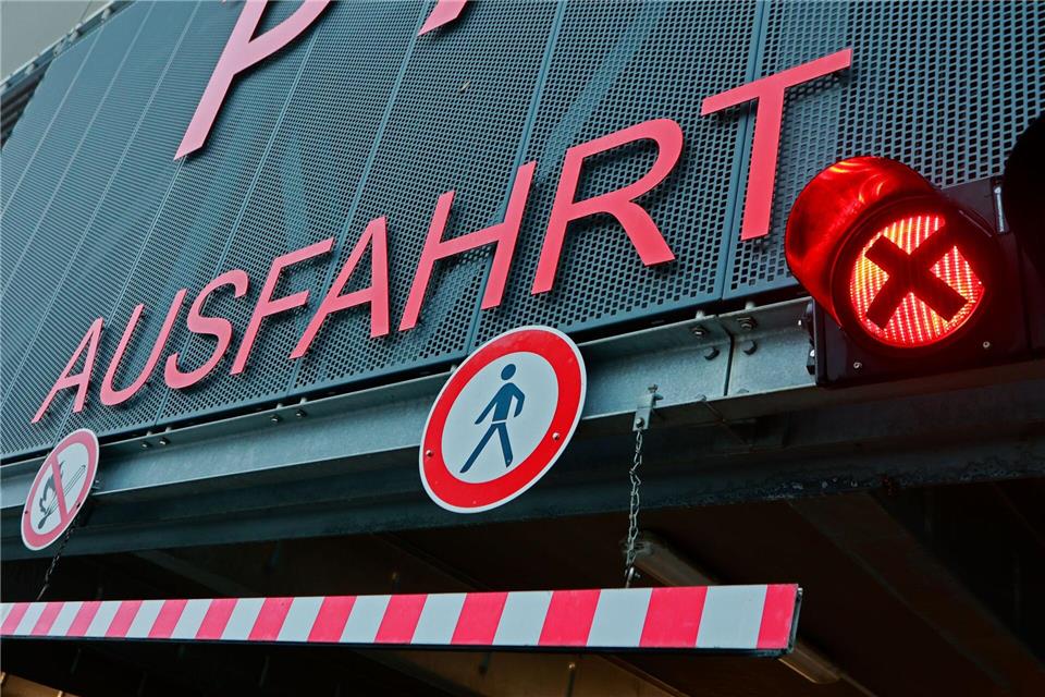 Frankfurt bietet nun online einen Überblick über die Situation in den Parkhäusern (Symbolbild)Matthias Bein/dpa