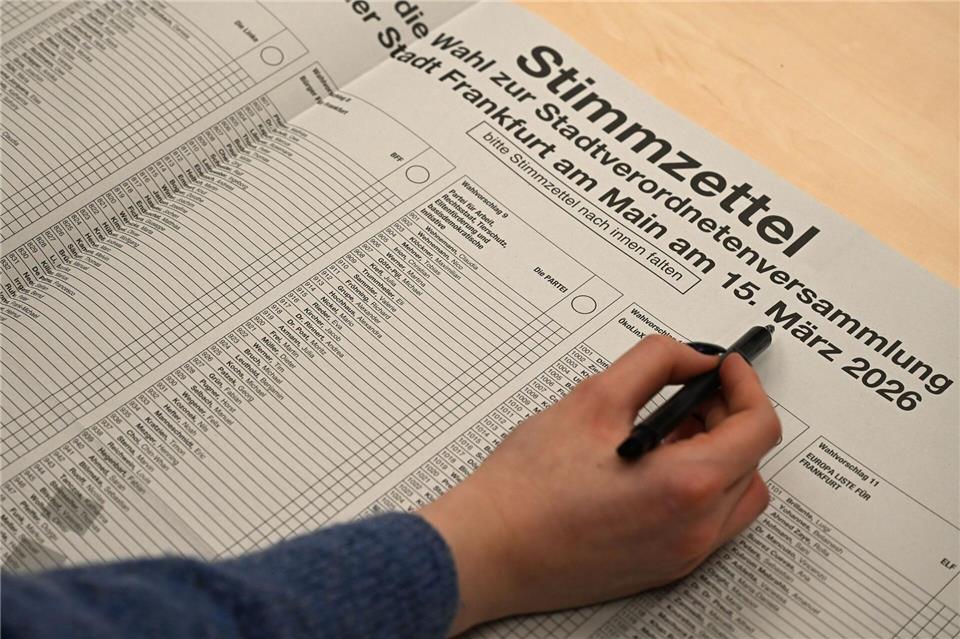 Frankfurt hat Hessens größtes Kommunalparlament. Auch der Stimmzettel dieser Kommune ist groß.Michael Brandt/dpa