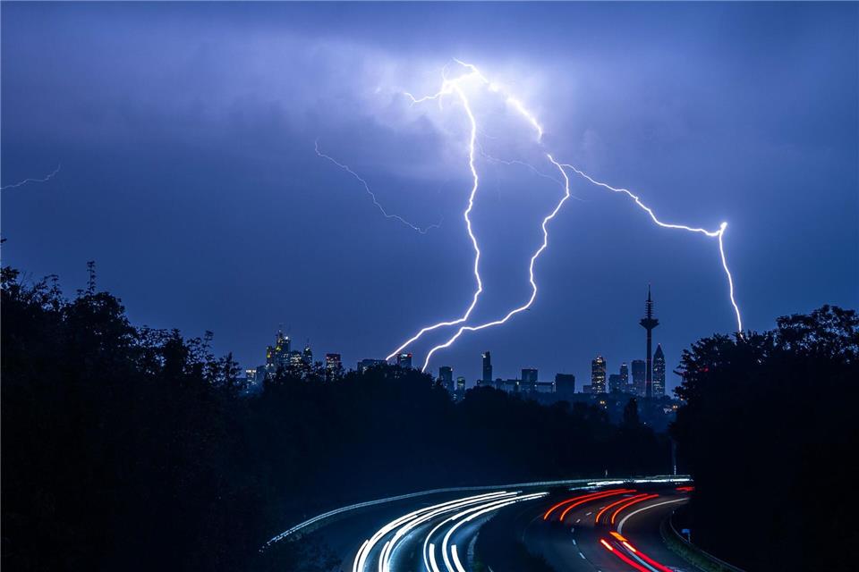 Frankfurt ist im Jahr 2024 die Großstadt mit den meisten Blitzen gewesen. (Archivbild)Jan Eifert/dpa