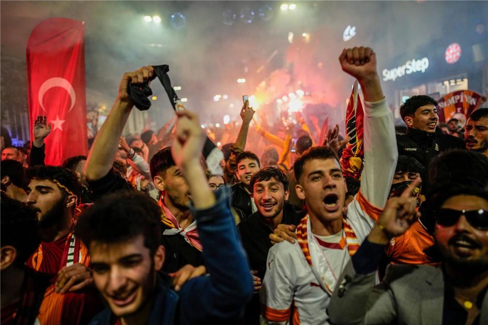Frankfurt rüstet sich für den Ansturm von Fans des türkischen Meisters Galatasaray Istanbul.Emrah Gurel/AP/dpa