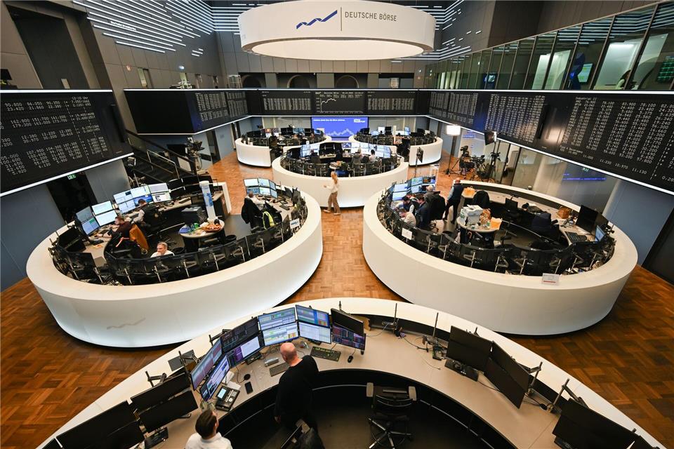 Frankfurter Börse: Die Dax-Konzerne steigern in Summe ihre Gewinne, aber die Lage ist zweigeteilt. (Archivbild)Arne Dedert/dpa