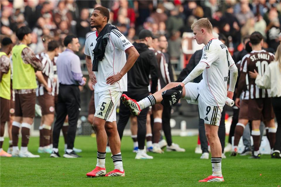 Frankfurter Frust: Aurele Amenda (l) und Jonathan Burkardt nach dem 0:0 beim FC St. Pauli.Frank Molter/dpa