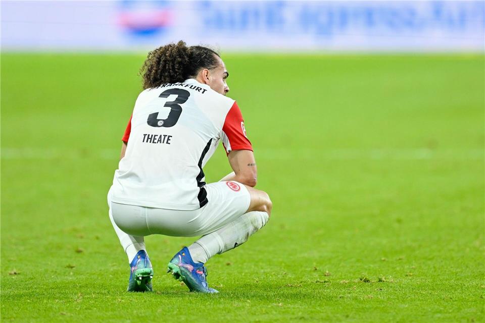 Frankfurts Theate für zwei DFB-Pokalspiele gesperrt Frankfurts Arthur Theate muss nach seiner Roten Karte bei den nächsten beiden DFB-Pokalspielen zuschauen.Uwe Anspach/dpa