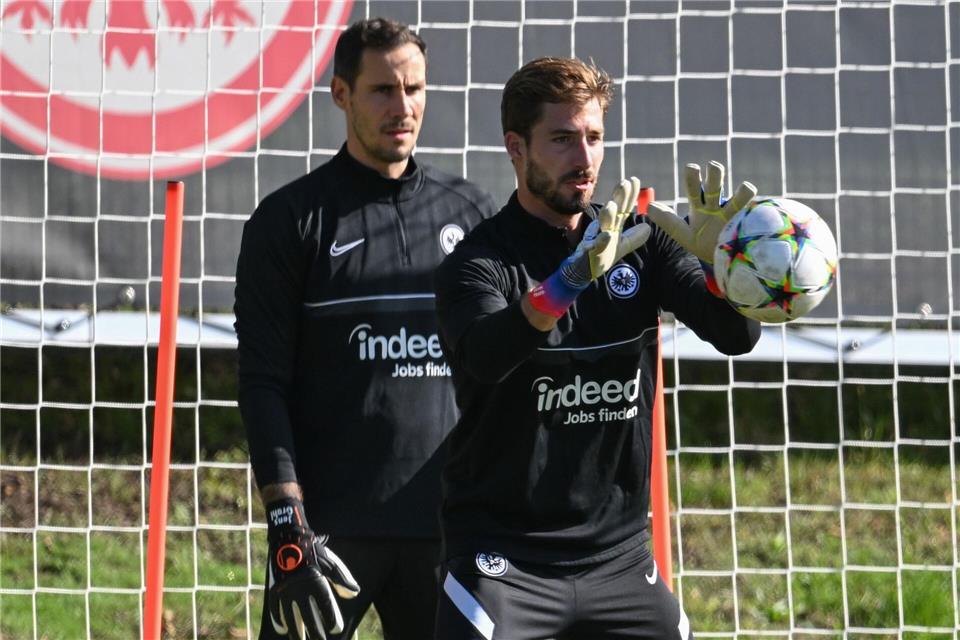 Frankfurts Ersatzkeeper Jens Grahl (l) würde einen Abgang von Kevin Trapp bedauern.Arne Dedert/dpa