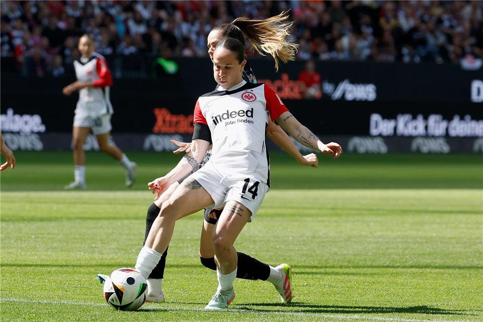 Frankfurts Géraldine Reuteler (vorn) traf dreimal in Jena. (Archivbild)Heiko Becker/dpa