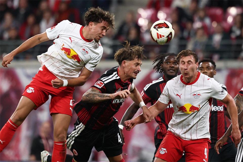 Frankfurts Kapitän Robin Koch (M) erwischte einen schwachen Tag.Jan Woitas/dpa