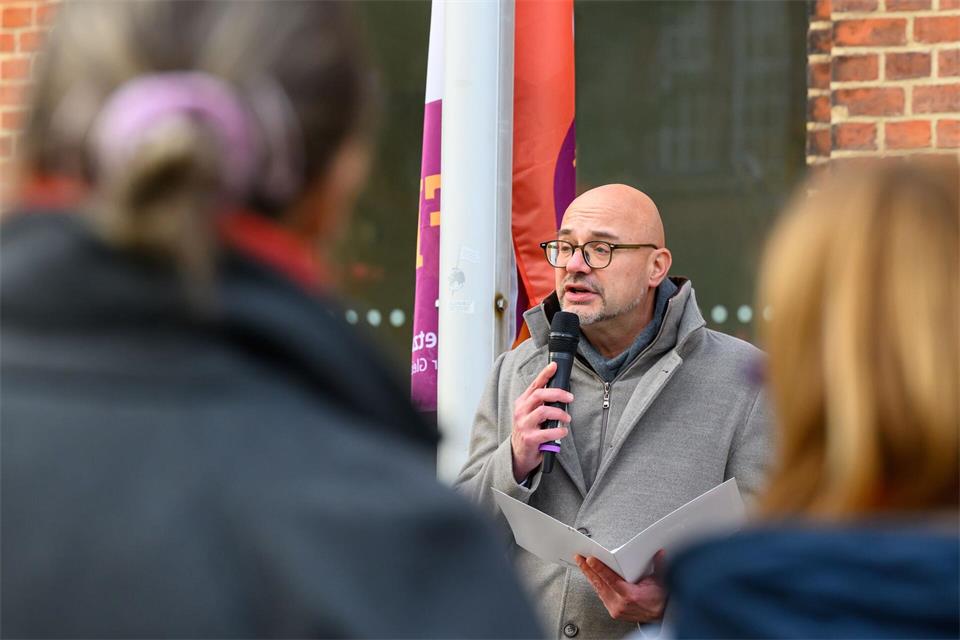 Frankfurts Oberbürgermeister Axel Strasser (parteilos) schreibt bei Instagram, dass er sich ein Gespräch mit dem Kanzler gewünscht hätte. Friedrich Merz besuchte am Vormittag ein Leibniz-Forschungsinstitut in Frankfurt (Oder). Patrick Pleul/dpa