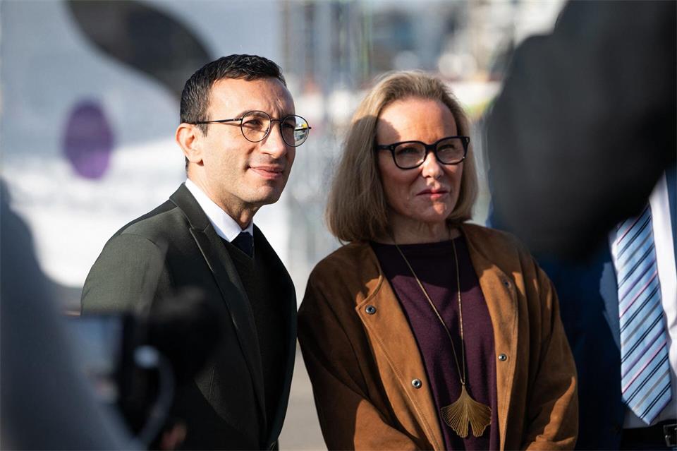 Frankfurts Oberbürgermeister, Mike Josef begrüßt Sanofi-Chefin Belen Garijo.Hannes P. Albert/dpa