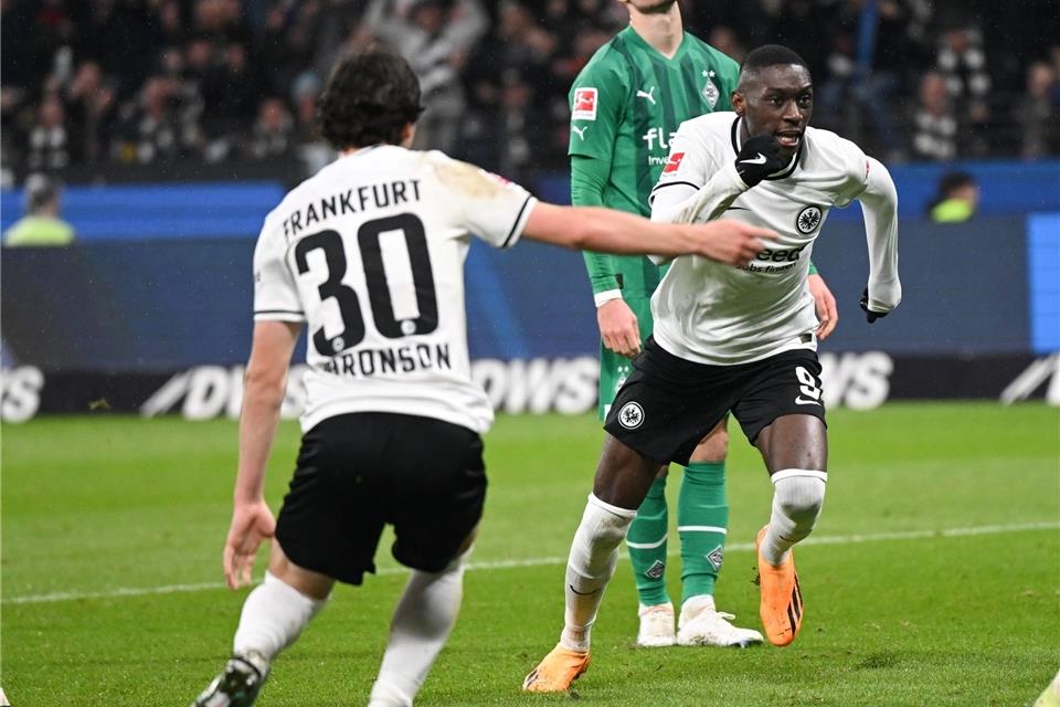 Frankfurts Randal Kolo Muani (r) und Paxten Aaronson jubeln nach dem Tor zum 1:1-Ausgleich.