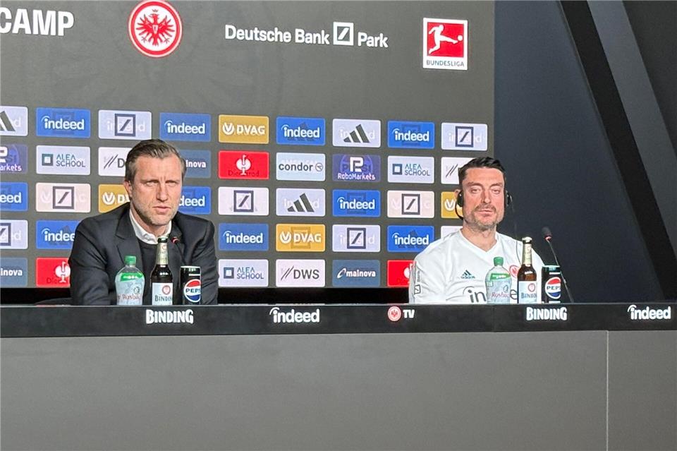 Frankfurts Sportvorstand Markus Krösche (l) dürfte bald die Trennung von Trainer Albert Riera bekanntgeben. (Archivbild)Marc Schüler/dpa