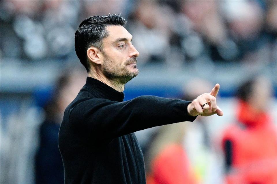 Frankfurts Trainer Albert Riera verzichtet weiter auf Can Uzun und Younes Ebnoutalib. (Archivbild)Uwe Anspach/dpa