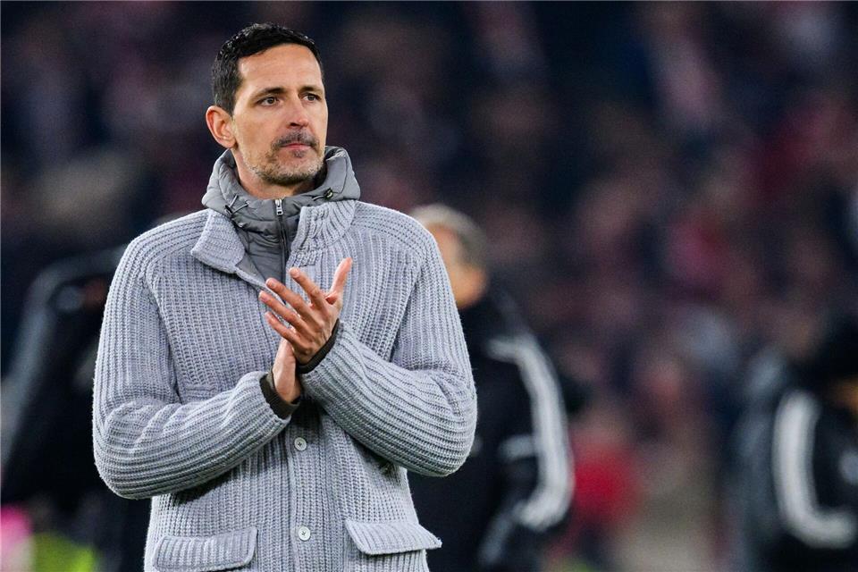 Frankfurts Trainer Dino Toppmöller erwartet von seiner Mannschaft in Bremen eine Reaktion.Tom Weller/dpa