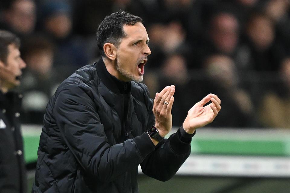 Eintracht-Coach Toppmöller fordert Konstanz vor Heidenheim  Frankfurts Trainer Dino Toppmöller fordert in Heidenheim eine ähnlich starke Leistung wie zuletzt im Pokal gegen Dortmund.Arne Dedert/dpa