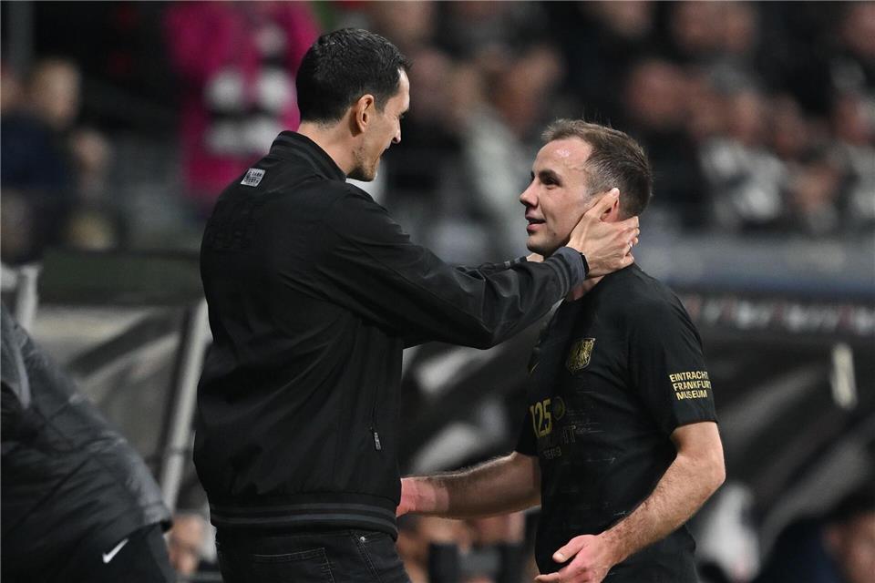 Frankfurts Trainer Dino Toppmöller (l) hat sich lobend über Mario Götze geäußert.Arne Dedert/dpa