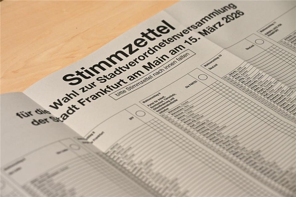 Frankfurts riesiger Stimmzettel bei den Kommunalwahlen in Hessen. (Archivbild)Michael Brandt/dpa