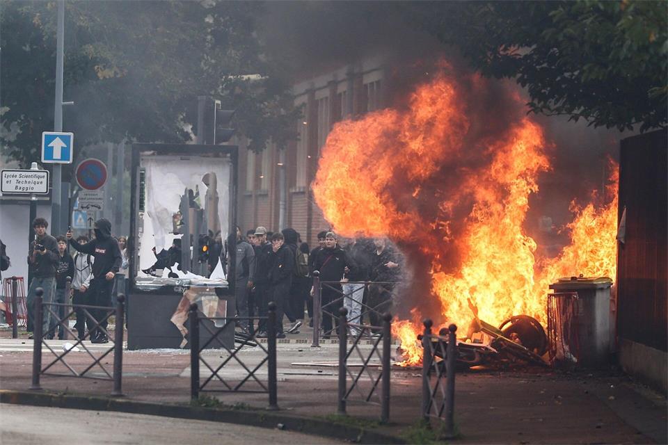 Frankreich: Rauchentwicklung bei Protestaktion von Schülern an Sekundarschule am StreiktagSameer Al-Doumy/AFP/dpa