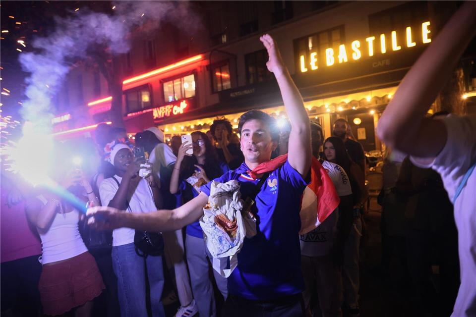 Frankreich feierte den Einzug ins WM-Halbfinale weitestgehend friedlich.Thomas Padilla/AP/dpa