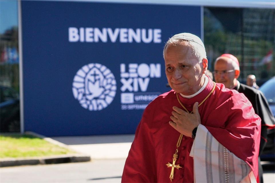 Frankreich heißt den Papst willkommen.Gregorio Borgia/Pool AP/dpa
